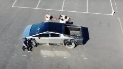 Tesla avvistata al lavoro sul nuovo prototipo di Cybertruck: ecco il filmato Tesla avvistata al lavoro sul nuovo prototipo di Cybertruck: ecco il filmato