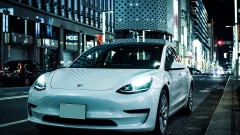 Bastano 100 dollari per hackerare una Tesla Bastano 100 dollari per hackerare una Tesla