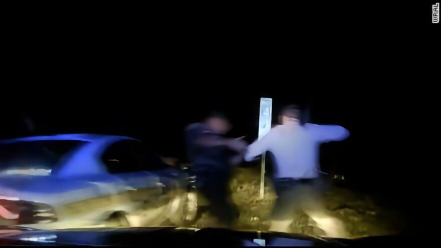 Guardare un film mentre si guida di una Tesla non è mai una buona idea