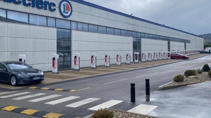 Questo è la stazione di Supercharger più lunga al mondo