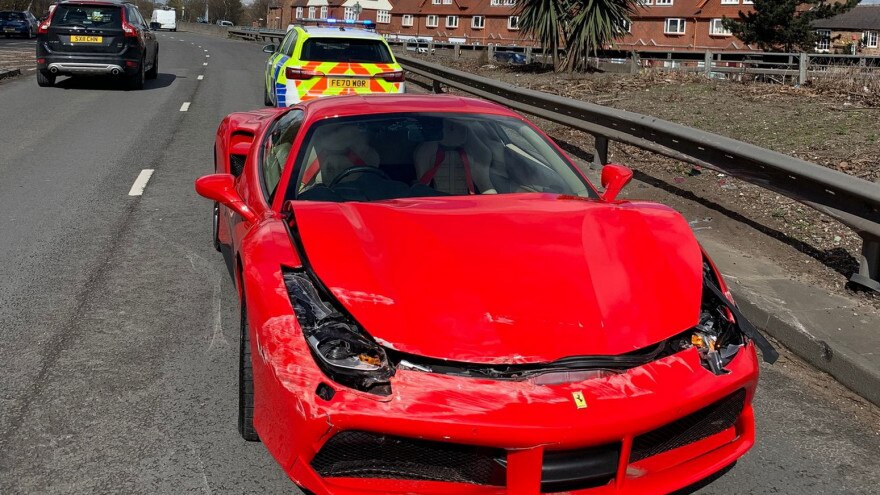 Anche i ricchi piangono: Ferrari 488 GTB incidentata dopo 3 Km
