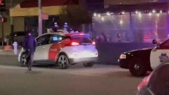 Ecco quello che succede quando un'auto a guida autonoma viene fermata dalla polizia Ecco quello che succede quando un'auto a guida autonoma viene fermata dalla polizia