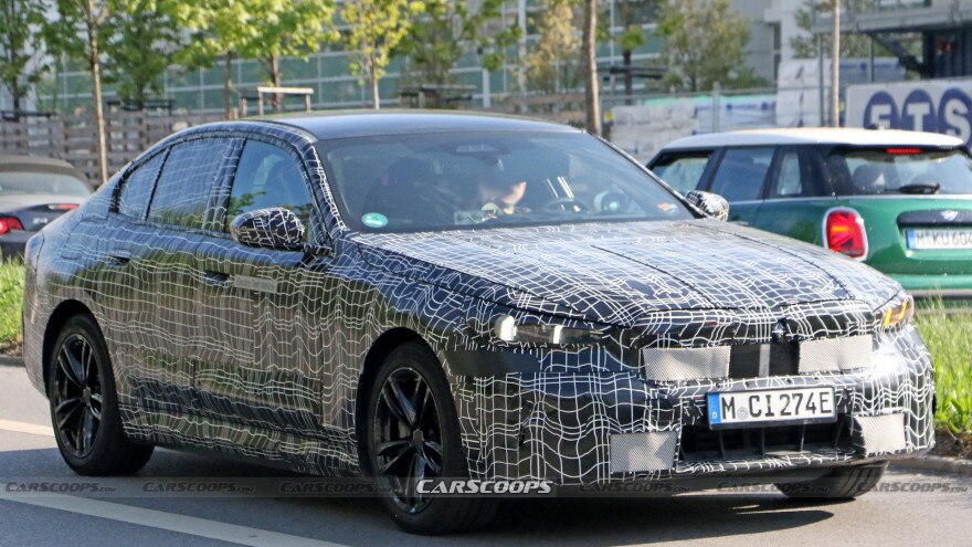 La nuova BMW i5 si è lasciata fotografare in fase di test, rivelando alcuni dettagli