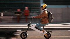 Tom, tutti i dettagli del ciclomotore elettrico trolley Tom, tutti i dettagli del ciclomotore elettrico trolley