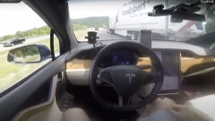 Elon, la modalità segreta delle Tesla per guidare senza mani sul volante Elon, la modalità segreta delle Tesla per guidare senza mani sul volante