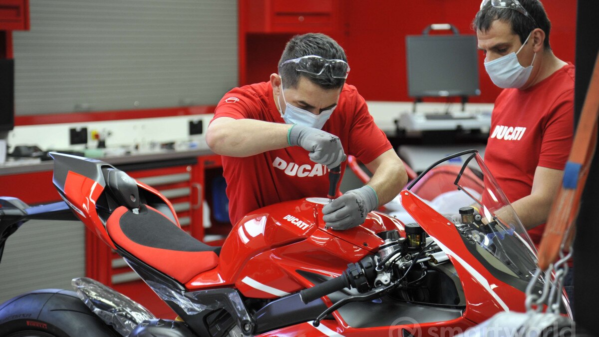 Come viene costruita una moto da campioni: all'interno della fabbrica di Borgo Panigale