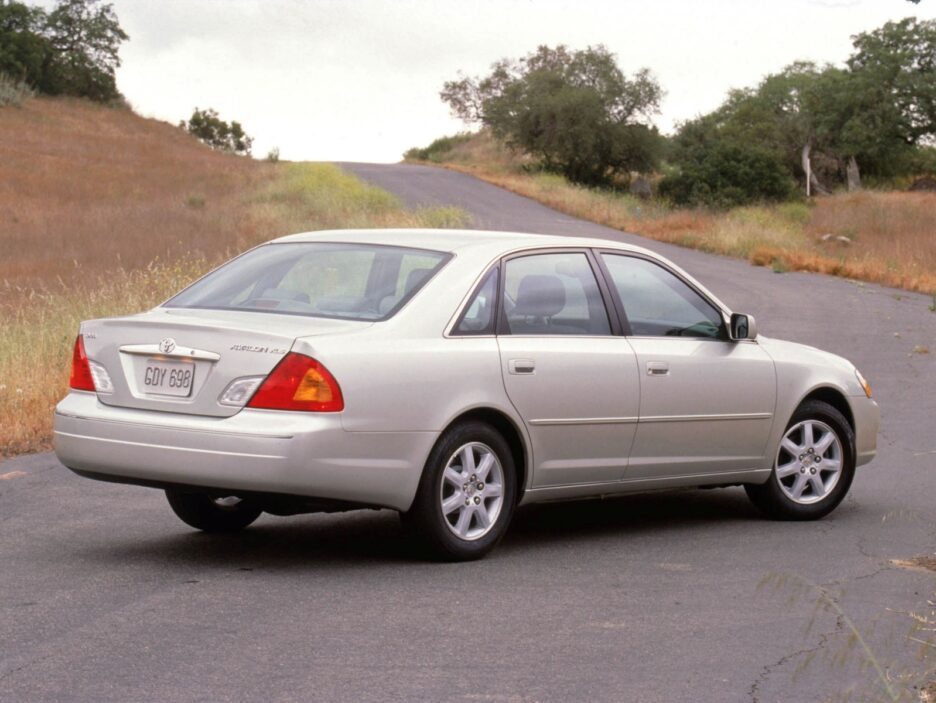 Toyota Avalon seconda generazione tre quarti posteriore