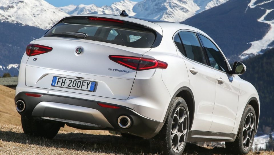 Alfa Romeo Stelvio tre quarti posteriore