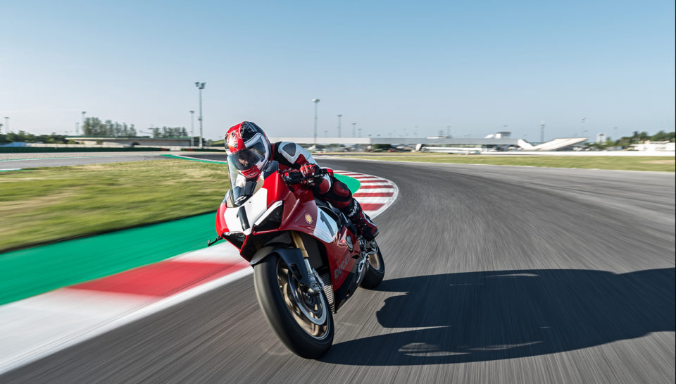 12_Panigale V4 25_ Anniversario 916_action_UC77817_High