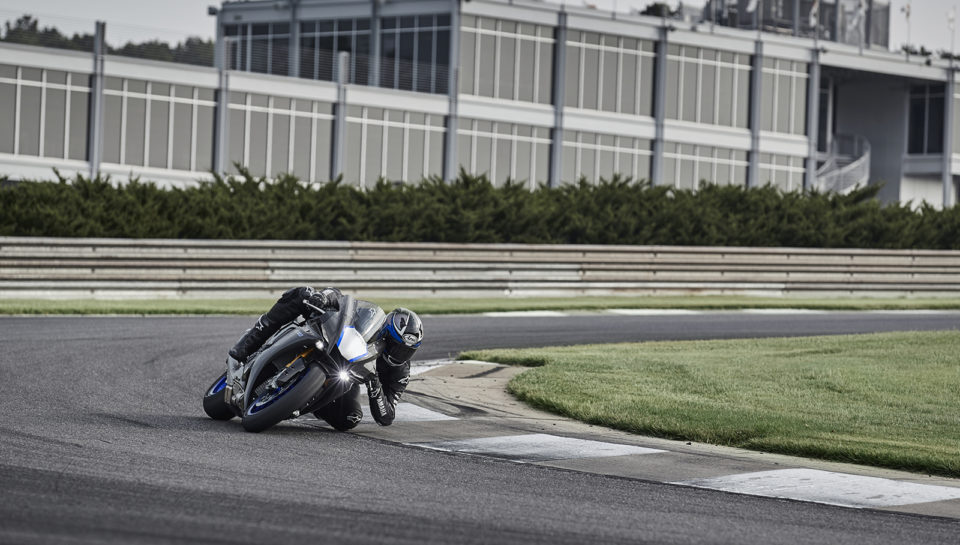 2020_YAM_YZF1000R1SPL_EU_BWM2_ACT_003-70528