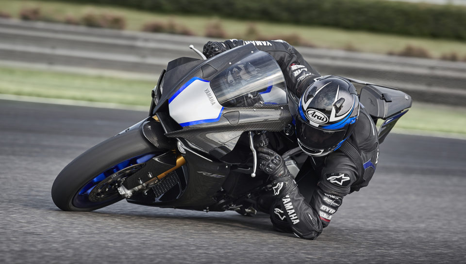 2020_YAM_YZF1000R1SPL_EU_BWM2_ACT_004-70529