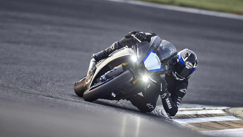 2020_YAM_YZF1000R1SPL_EU_BWM2_ACT_005-70530