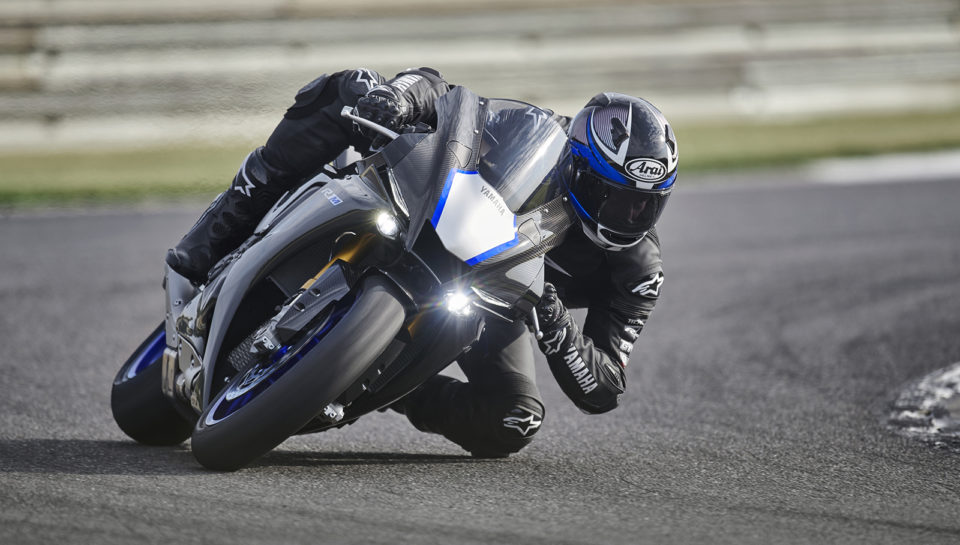 2020_YAM_YZF1000R1SPL_EU_BWM2_ACT_007-70557