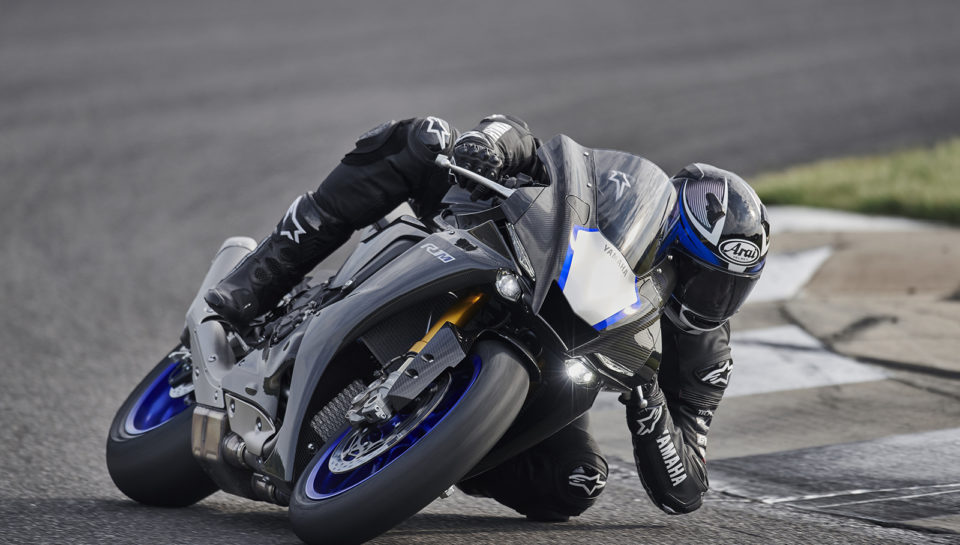 2020_YAM_YZF1000R1SPL_EU_BWM2_ACT_009-70559