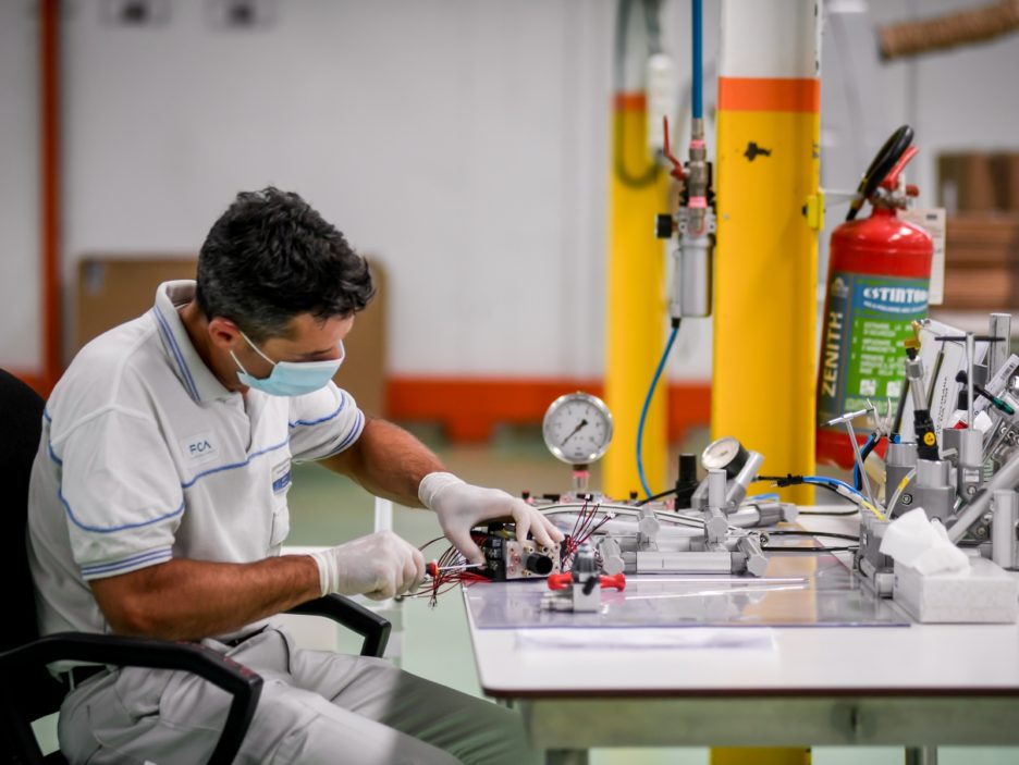 Assemblaggio  dei ventilatori polmonari nello stabilimento FCA di Cento