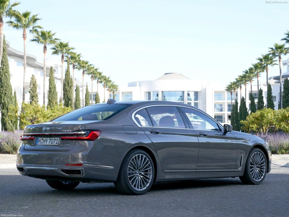 BMW serie 7 tre quarti posteriore