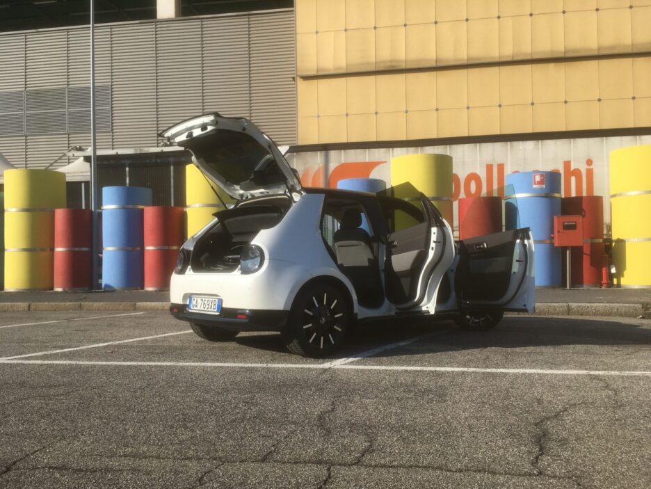Honda e porte aperte