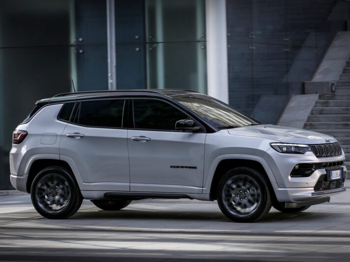 Jeep Compass restyling: le versioni, i prezzi e le rivali Jeep Compass restyling: le versioni, i prezzi e le rivali