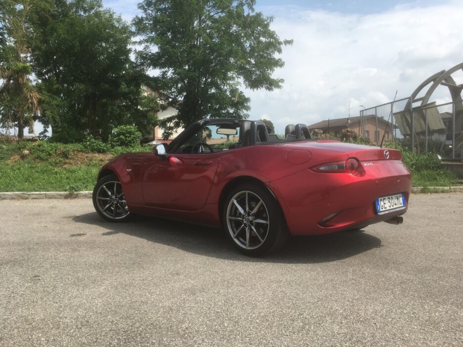 Mazda MX-5 tre quarti posteriore aperta