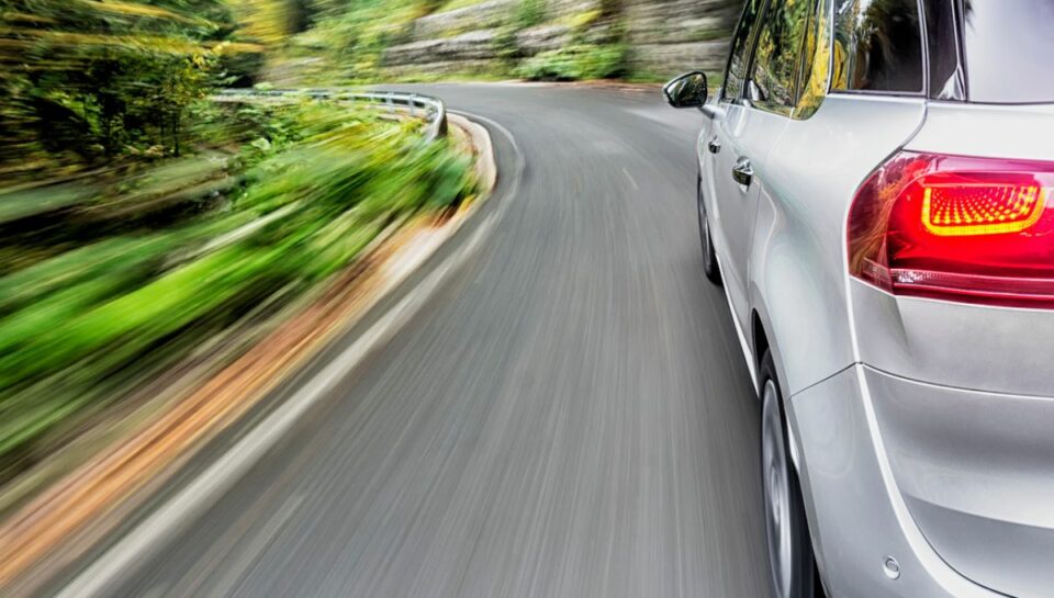 Come affrontare le curve in auto