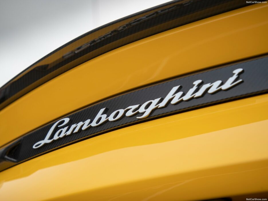 Lamborghini Urus lettering Lamborghini